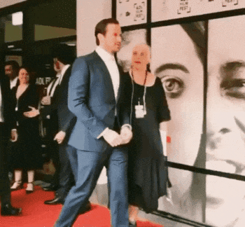 Арми позирует фотографам на премьере "Отеля Мумбаи" на Adelaide Film Festival. 10 октября, 2018