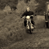 Арми выполняет трюк на мотоцикле на съемках "Агенты А.Н.К.Л." #3